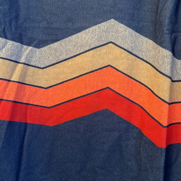 UNBRANDED XL LS WITH SLIT SIDES BLUE WITH VIBRANT COLORED DESIGN TOP - Picture 5 of 9